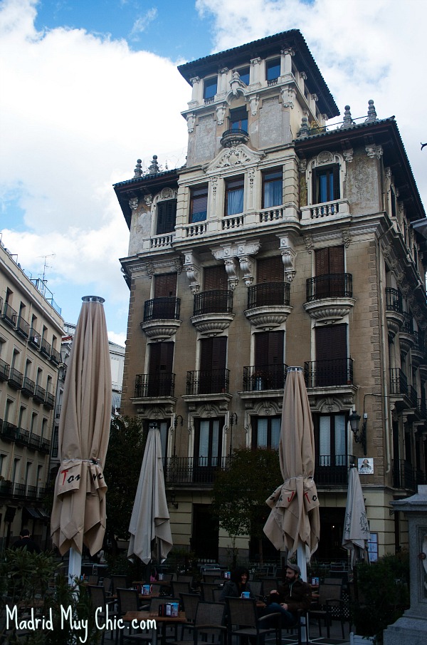 Nuestra visita comienza en la Plaza de Ramales...diez puntos a quien sepa dónde está...¿sabías que es de las pocas plazas de Madrid con una cruz en su centro?