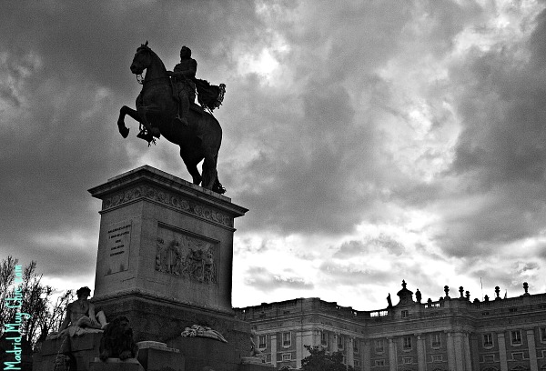 La estatua de Felipe IV en la Plaza de Oriente es imponente, casi tanto como el cielo de Madrid este febrero. ¿Sabíais que su escultor necesitó el asesoramiento científico de Galileo Galilei para asegurar su estabilidad?