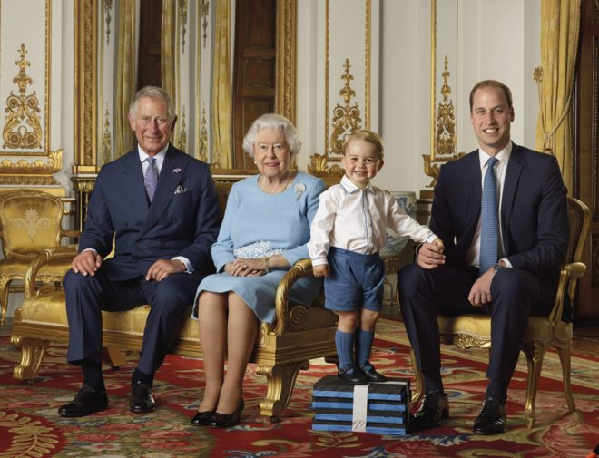 Isabel II posa con su familia en un retrato de cuatro generaciones